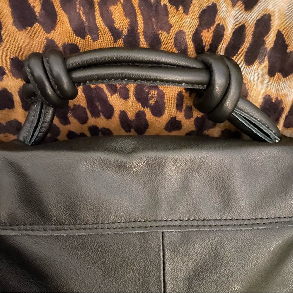 Via Mia Verao Crossbody Bag w/unique knotted handle - Picture 4 of 13